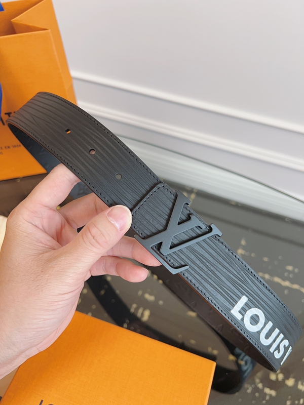 ルイヴィトンベルト正面デザイン